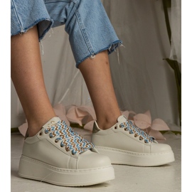 Beige Frauen -Turnschuhe mit massiver Schnürung 1