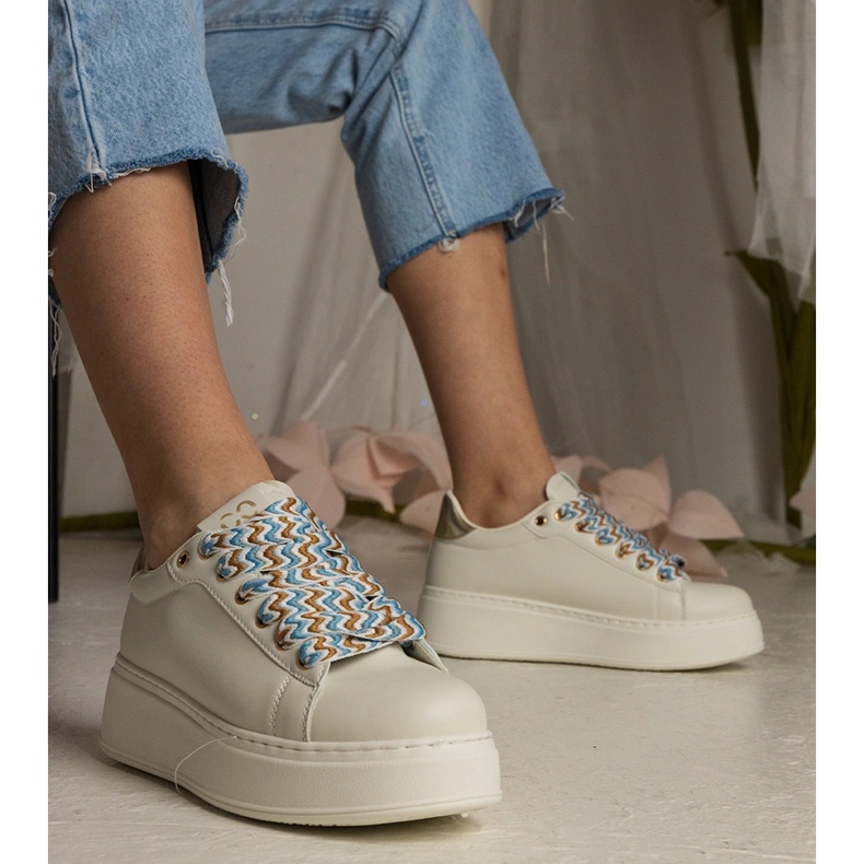 Beige Frauen -Turnschuhe mit massiver Schnürung 2