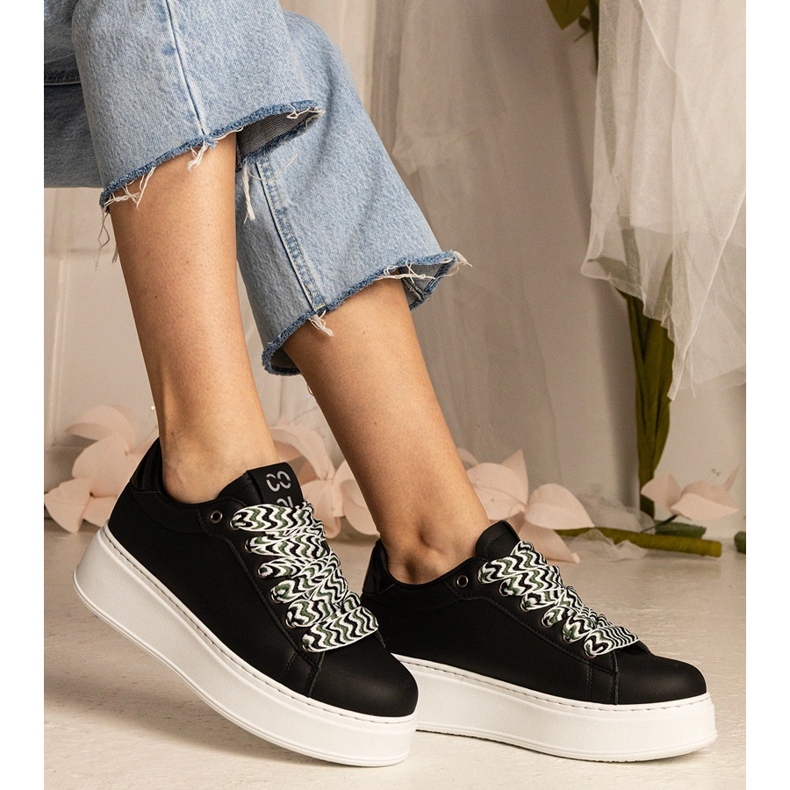 Schwarze Frauen -Turnschuhe mit massiver Schnürung = 2