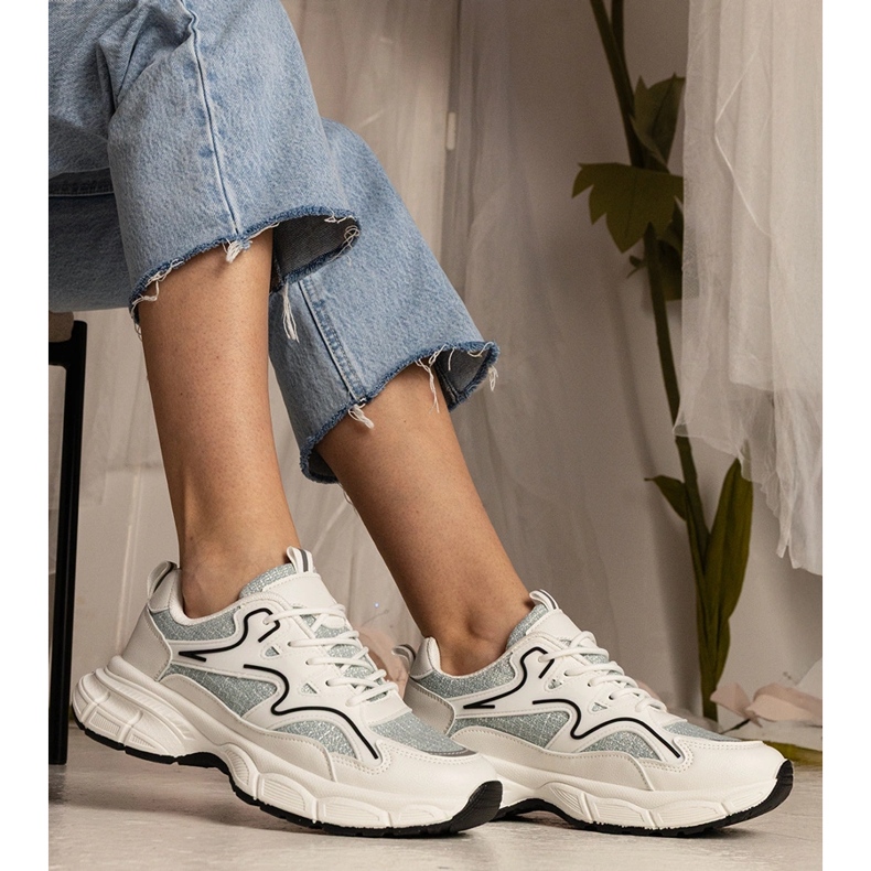 Sport und grüne Frauensport -Sneaker weiß 2