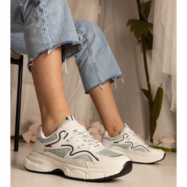 Sport und grüne Frauensport -Sneaker weiß 1
