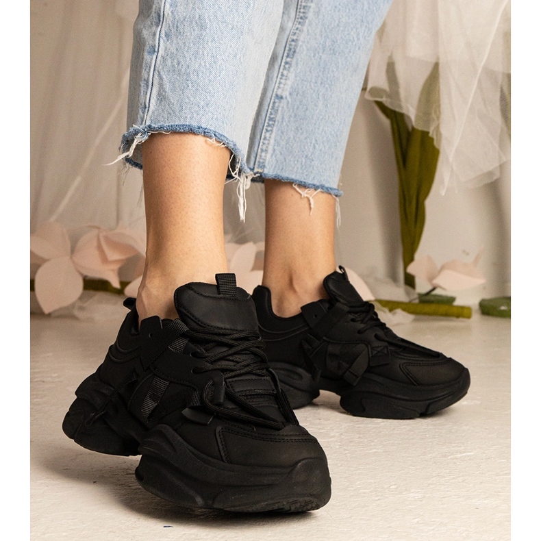 Schwarze Turnschuhe Frauen massive Sportarten 1