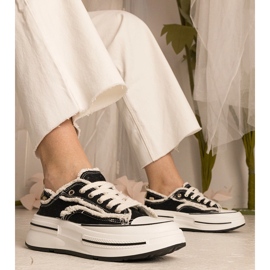 Schwarze Frauen -Turnschuhe auf einer hohen Sohle 3