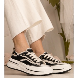 Schwarze Frauen -Turnschuhe auf einer hohen Sohle 2