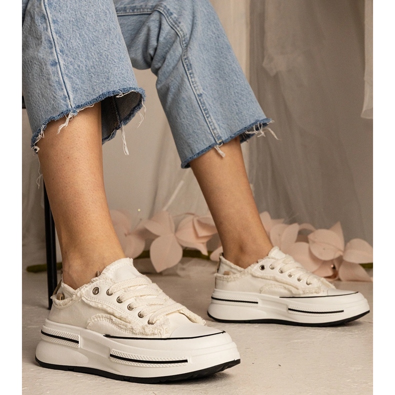 Weiße Frauen -Turnschuhe auf einer hohen Sohle 1