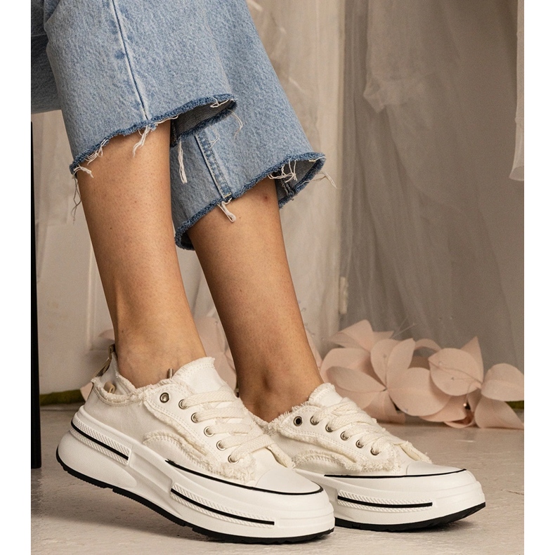 Weiße Frauen -Turnschuhe auf einer hohen Sohle 2