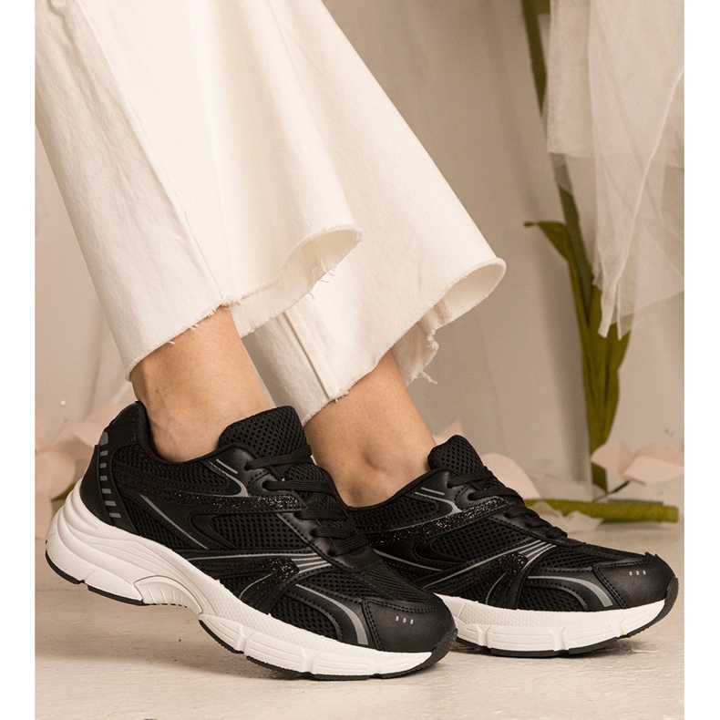 Schwarze Turnschuhe Frauensport mit Glitzer 2