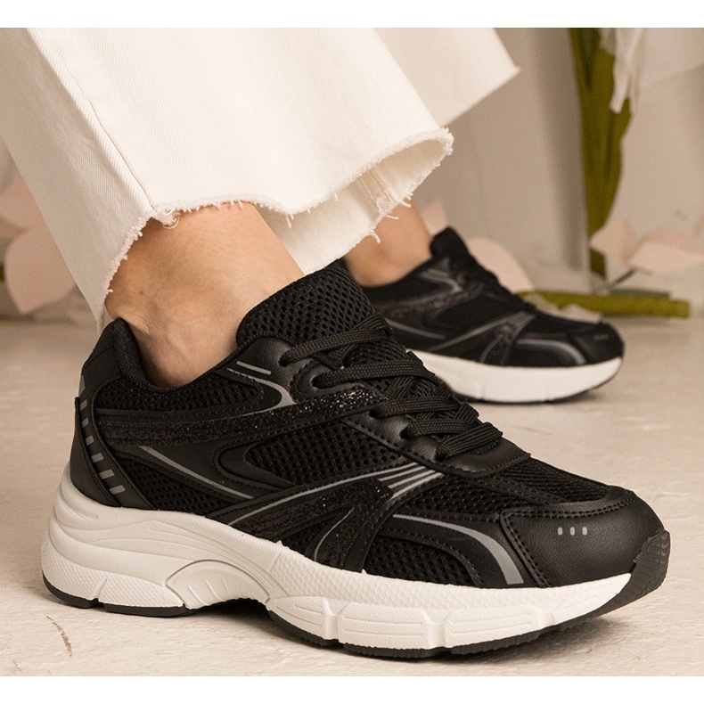 Schwarze Turnschuhe Frauensport mit Glitzer 1