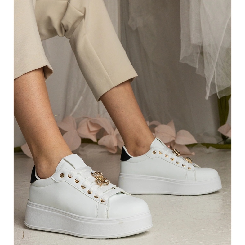 Weiß und weiße Sneaker von Frauen mit Steinen dekoriert 1