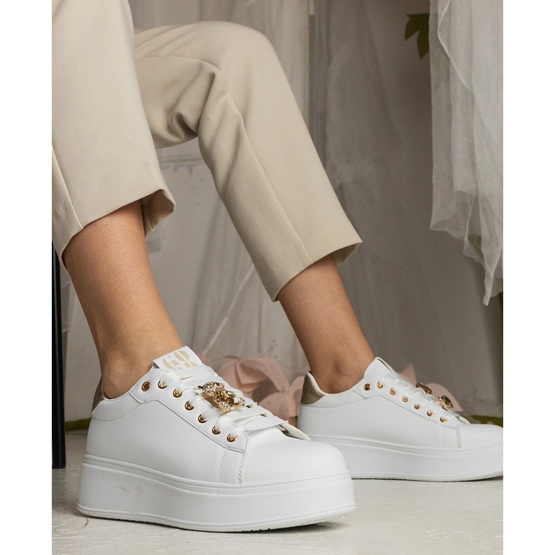 Weiß- und Gold -Sneaker von Frauen mit Steinen dekoriert 1