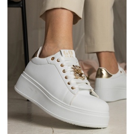Weiß- und Gold -Sneaker von Frauen mit Steinen dekoriert 6