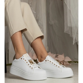 Weiß- und Gold -Sneaker von Frauen mit Steinen dekoriert 3