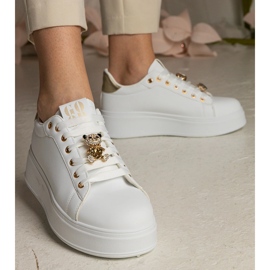 Weiß- und Gold -Sneaker von Frauen mit Steinen dekoriert 5