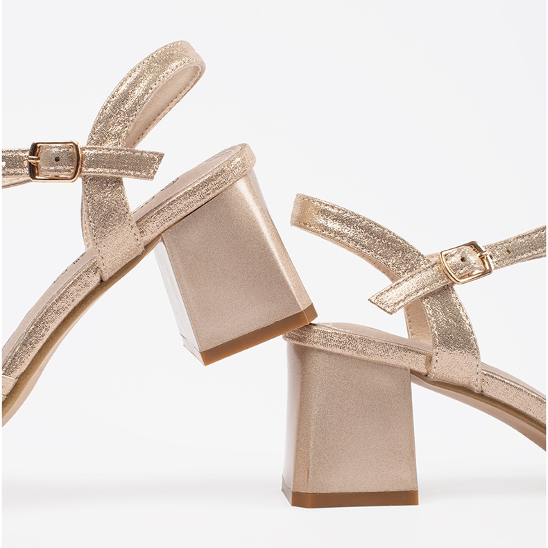 Goodin Goldene elegante Sandalen auf einem niedrigen Pfosten 1