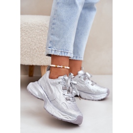 Frauen -Sneaker mit silbernen Zirkonen dekoriert 2