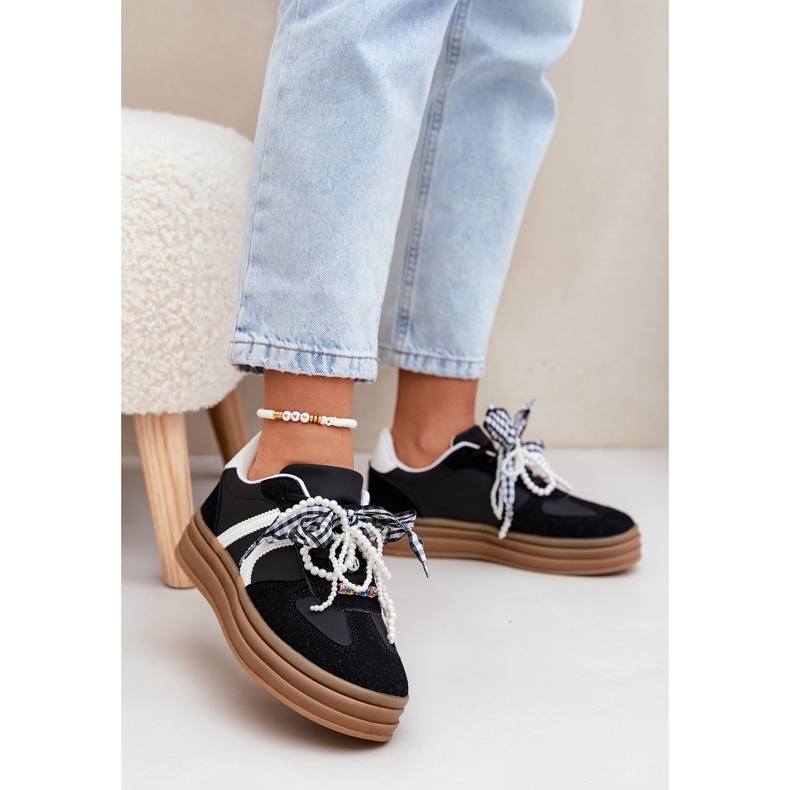 Frauen -Sneaker auf der Plattform mit schwarzen Dekorationen 2