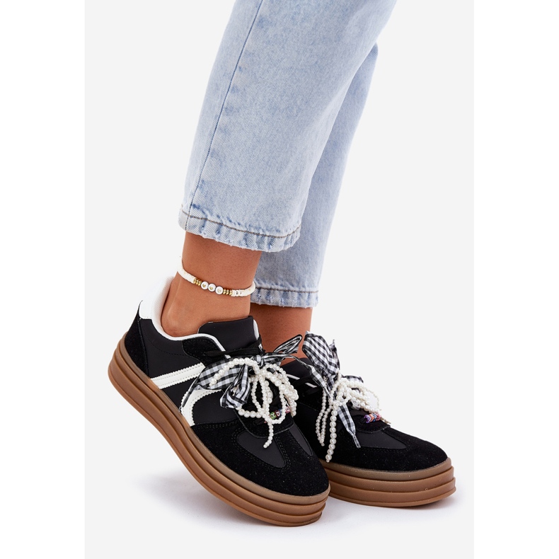 Frauen -Sneaker auf der Plattform mit schwarzen Dekorationen 1