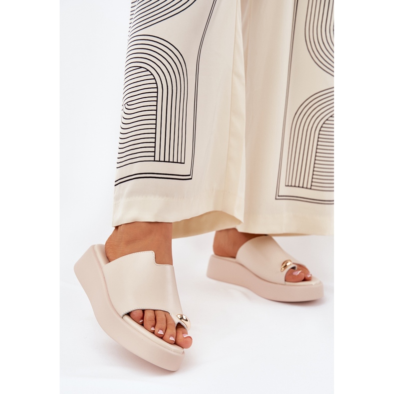 Damenflip Flops auf der Plattform und niedrige Keile mit dekorativem Detail Beige 2