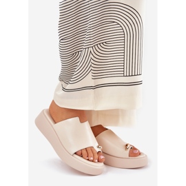 Damenflip Flops auf der Plattform und niedrige Keile mit dekorativem Detail Beige 1