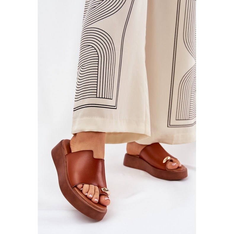 Damenflip Flops auf der Plattform und niedriger Keil mit einem dekorativen Kameldetail braun 2