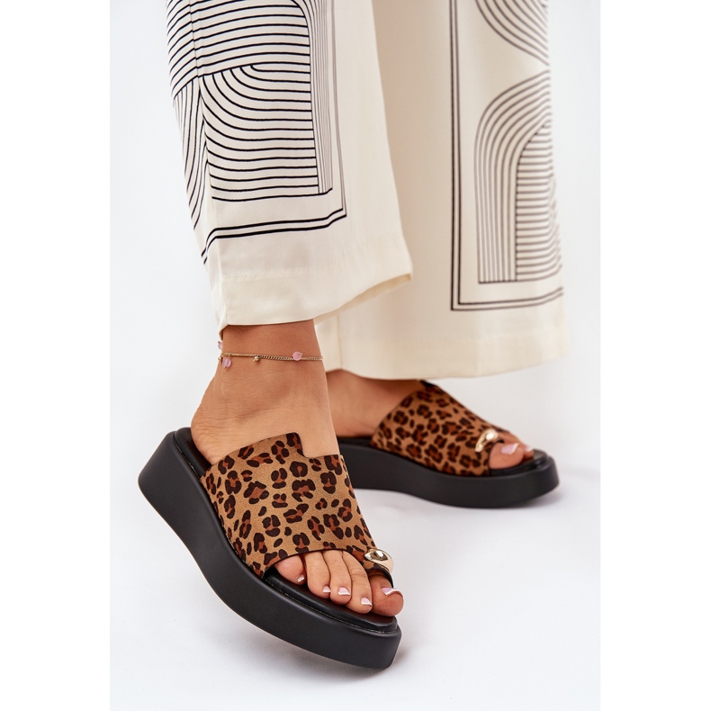 Damenflip Flops auf der Plattform und niedrige Keile mit dekorativen Details braune Leoparden 2