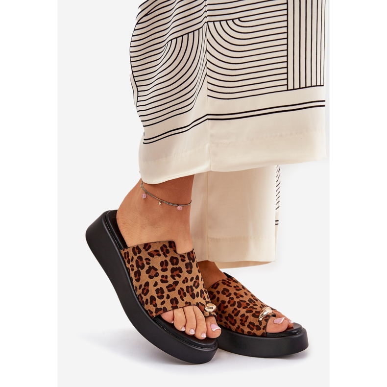 Damenflip Flops auf der Plattform und niedrige Keile mit dekorativen Details braune Leoparden 1