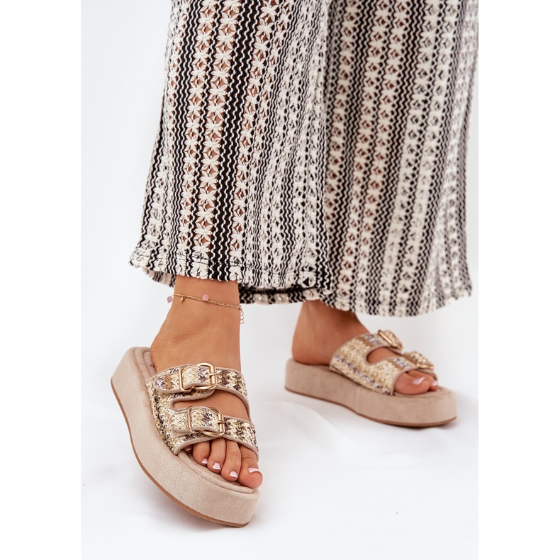 Pantoffeln für Frauen auf der Plattform mit Schnallen und Khaki -Geflecht beige 2