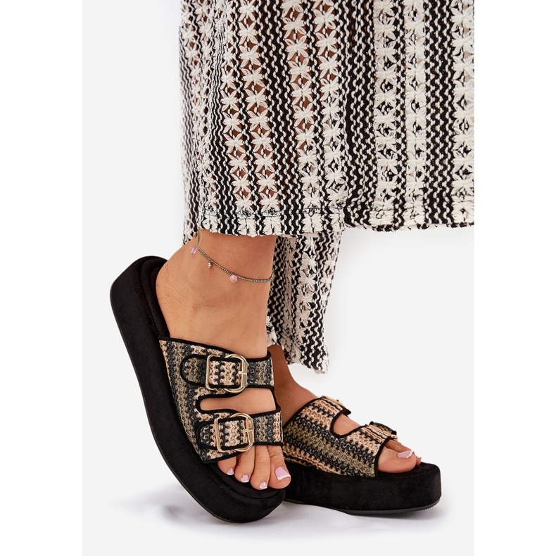 Die Flip -Flops für Frauen auf der Plattform mit Schnallen und schwarzem Geflecht 1