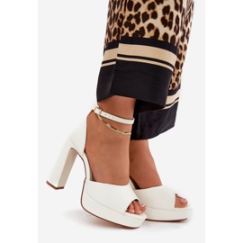 Frauensandalen auf dem Pfosten und Plattform Eco Leder weiß 1