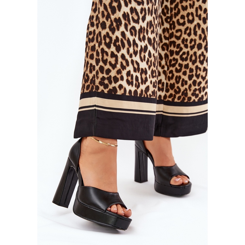 Frauensandalen auf dem Pfosten und Plattform um Öko -Leder schwarz 2