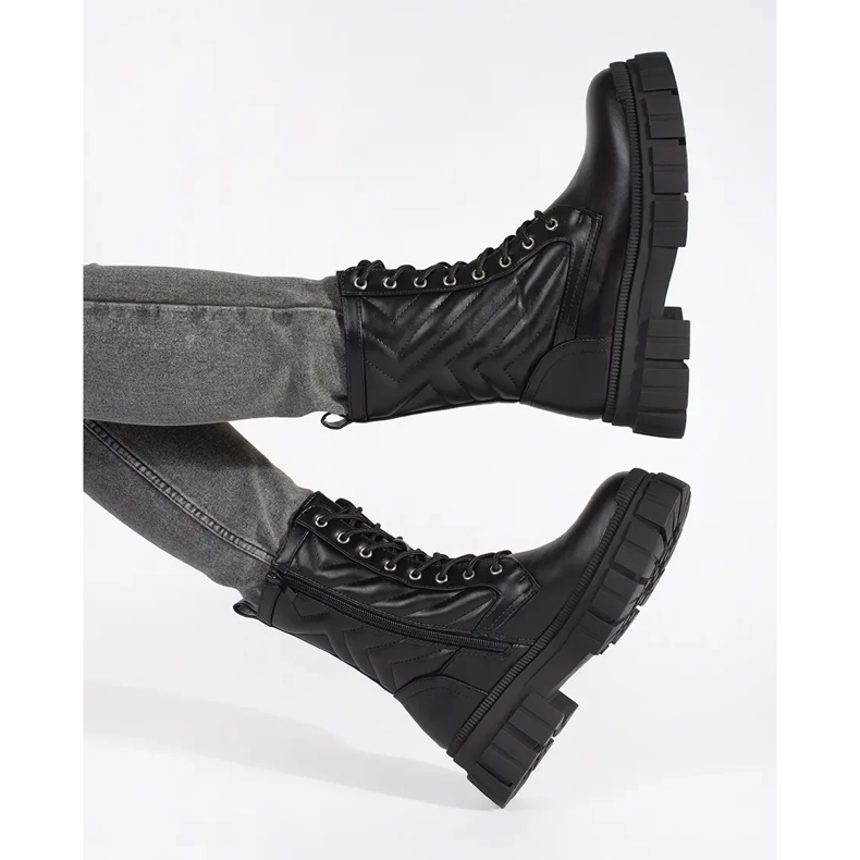 Trapper mit gestepptem Muster schwarz 2