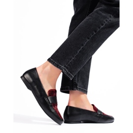 Schwarze und weinrote Stiefeletten mit Fell 2