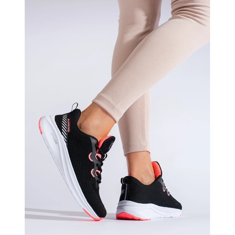 Sportschuhe auf der DK-Plattform schwarz 2