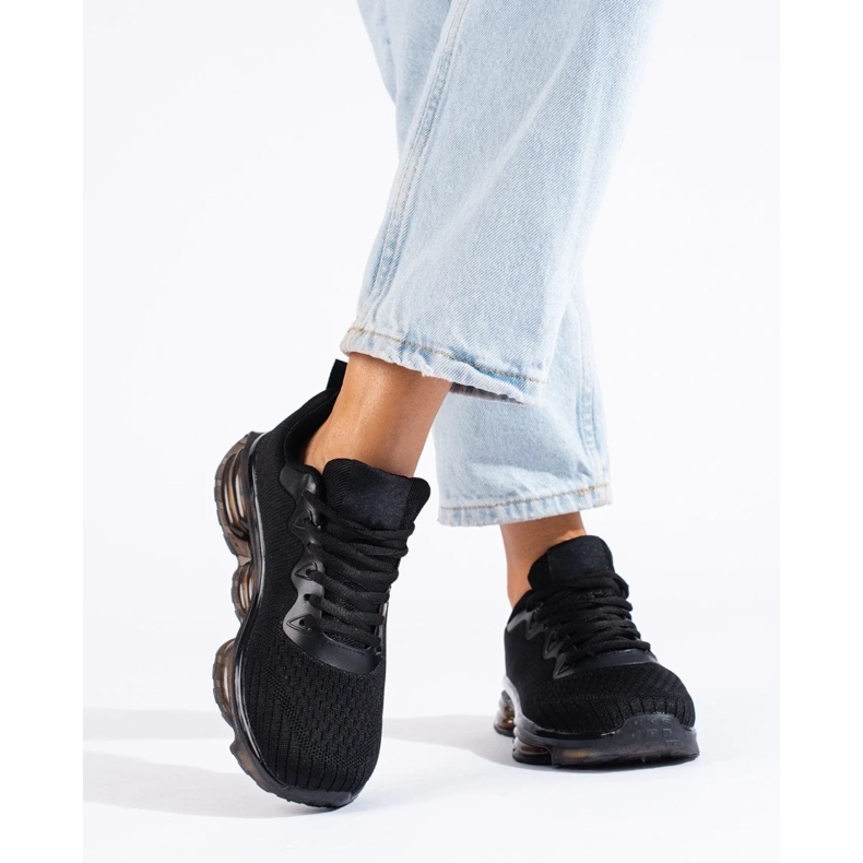 Sportschuhe auf einer Gummiplattform schwarz 2