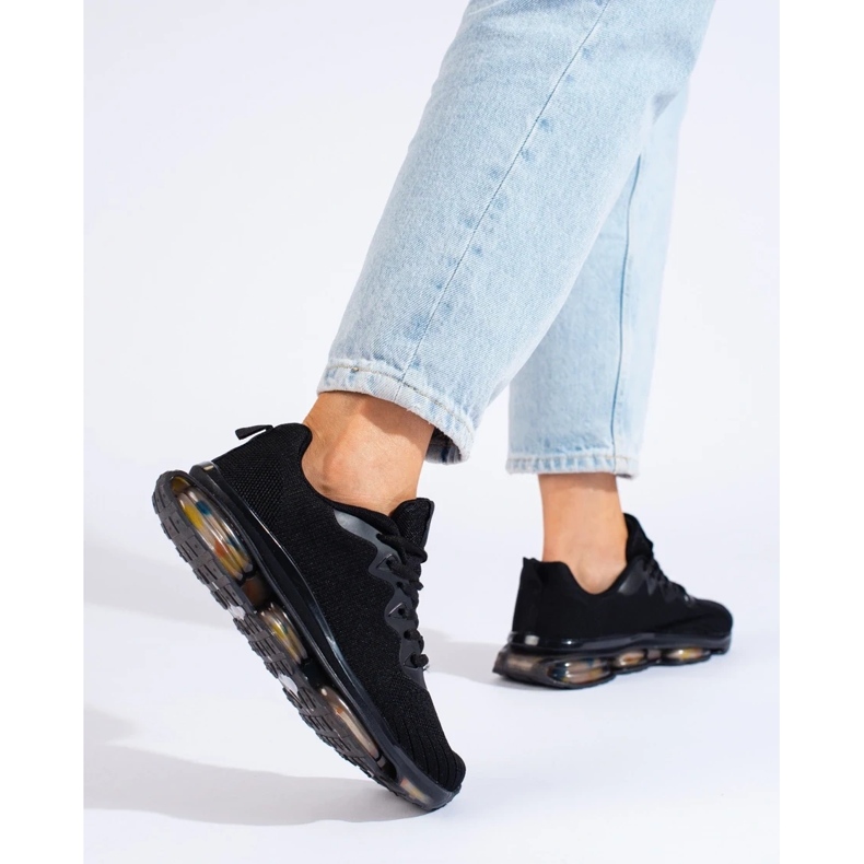 Sportschuhe auf einer Gummiplattform schwarz 1