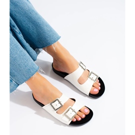 Goodin Weiße Hausschuhe mit dekorativen Schnallen 1