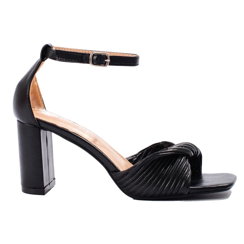 Schwarze Sandalen mit hohen Absätzen 1