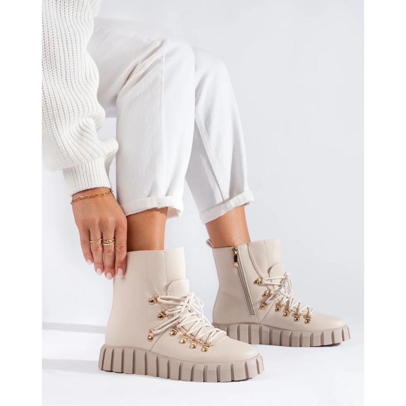 W. Potocki Beige isolierte Damenstiefel auf der Potocki-Plattform 2