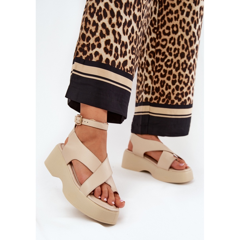 Frauensandalen auf der Plattform und ein keiles Eco -Leder beige 2