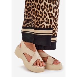 Frauensandalen auf der Plattform und ein keiles Eco -Leder beige 1