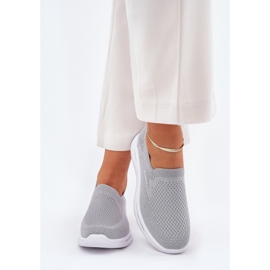Das graue Frauen aus rutschten Material -Sneakers aus 3
