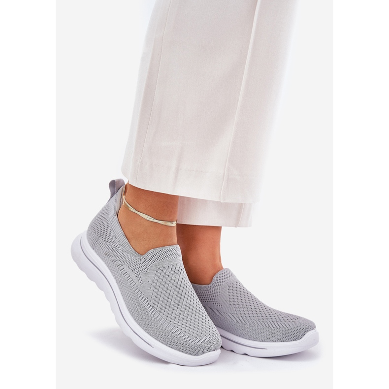 Das graue Frauen aus rutschten Material -Sneakers aus 1