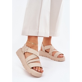 Damen -Ledersandalen auf der Plattform mit einer beige Klemme 2