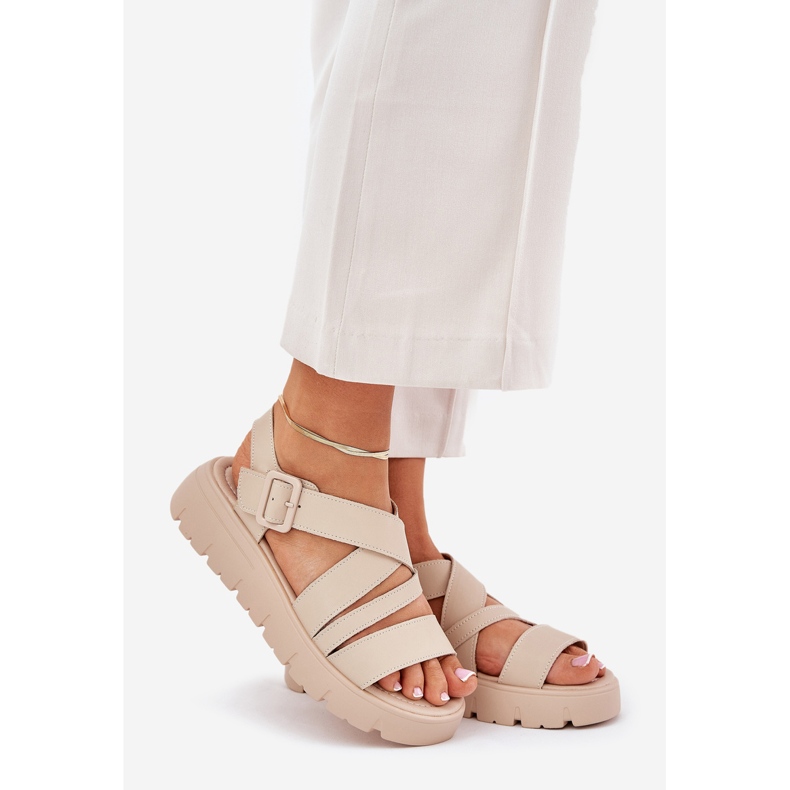 Damen -Ledersandalen auf der Plattform mit einer beige Klemme 1