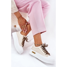 Frauen -Sneaker auf einer massiven Plattform mit dekorativem Schnürsenkel Beige 1