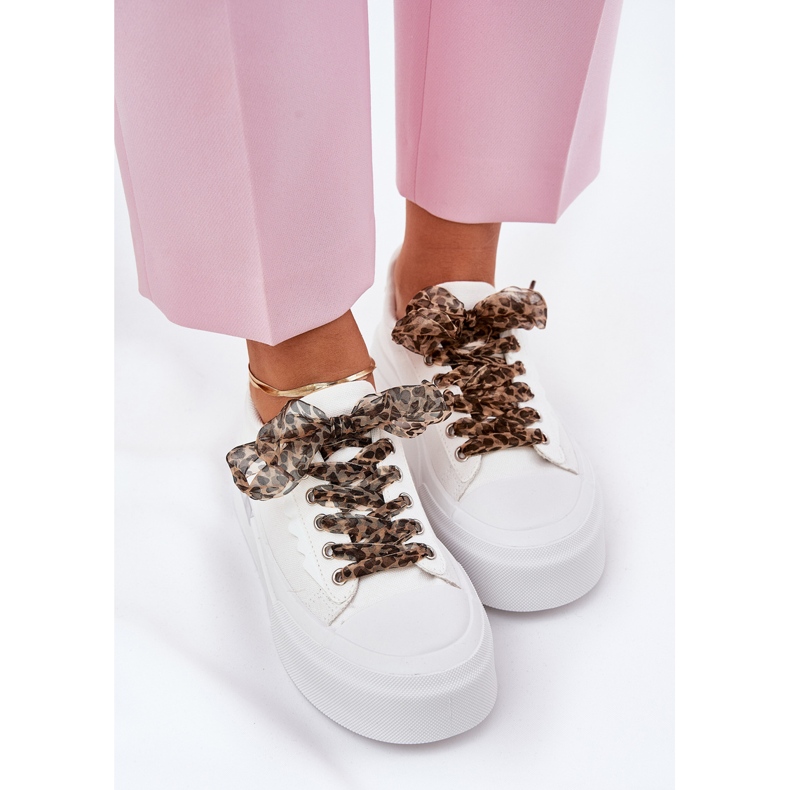 Frauen -Sneaker auf einer massiven Plattform mit dekorativen Schnürung Weiß 2