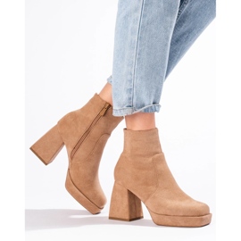 Beigefarbene Damenstiefeletten mit weitem Absatz 4