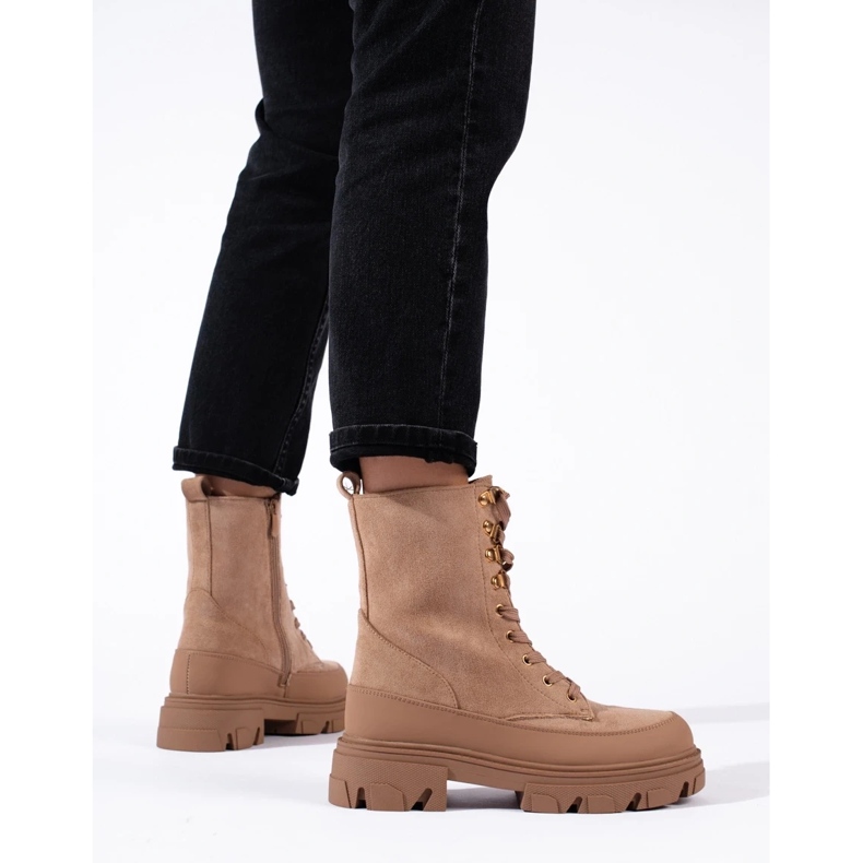 W. Potocki Arbeiterinnen auf einer beigen Potocki-Plattform 1