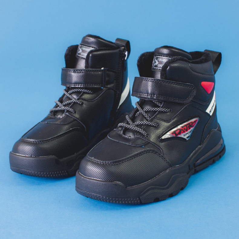 Isolierte schwarze Schnürstiefeletten für Jungen 1