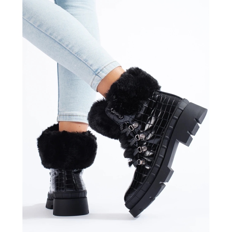 Schwarze Damenstiefel mit Fell 1